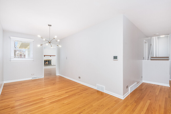 Building Photo - 370 Prairie Ave