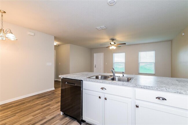 Building Photo - 231 Begonia Ln