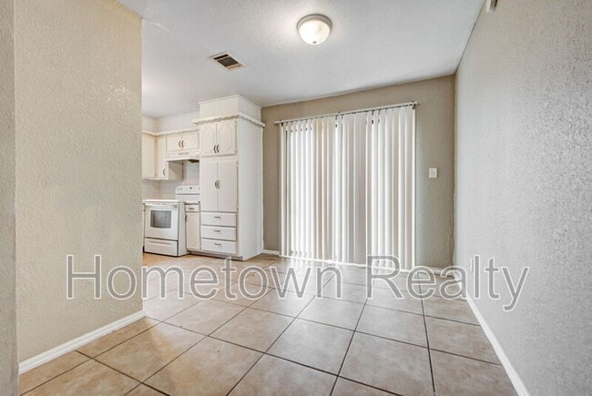 Building Photo - 1833 NE 51st St