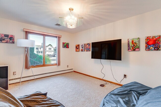 Building Photo - 31 Diane Dr