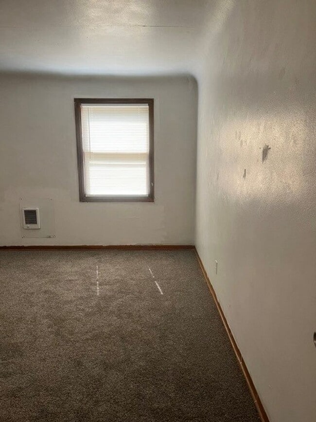 Building Photo - Spacious 3 bedroom home, available now!