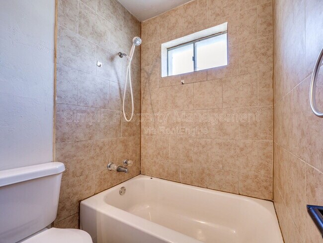 Building Photo - 2357 W Park Pl