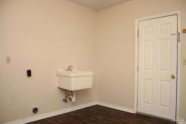 Building Photo - 7608 Wilshire Rd