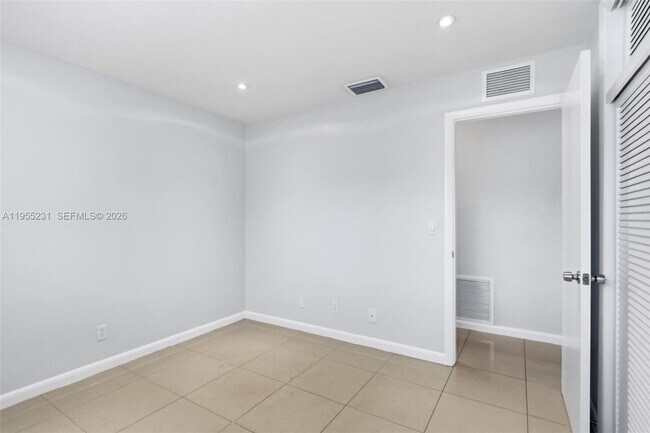 Building Photo - 808 NE 2nd St