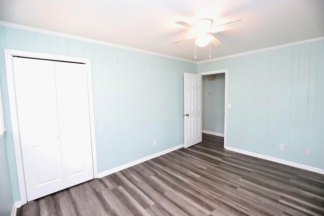 Building Photo - 807 N Guignard Dr