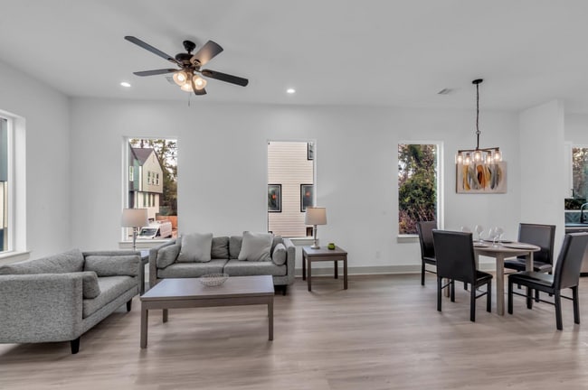 Building Photo - Sleek & Modern 3/2 in Garden Oaks