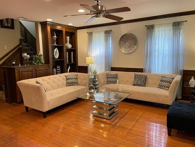 Building Photo - 452 N Post Oak Ln