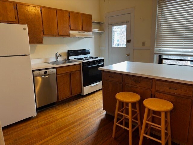 Primary Photo - 380 Riverway