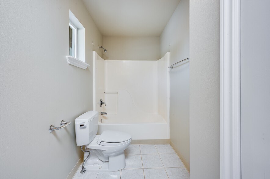 Tub shower - 38272 SE Cedar St