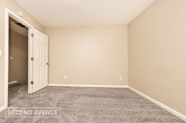 Building Photo - 225 Riverbend Dr