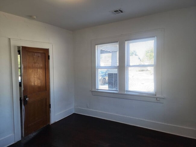 Building Photo - 2 bedroom 1 bathroom home