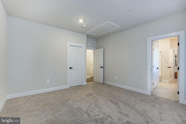 Building Photo - 6547 Clubhouse Dr
