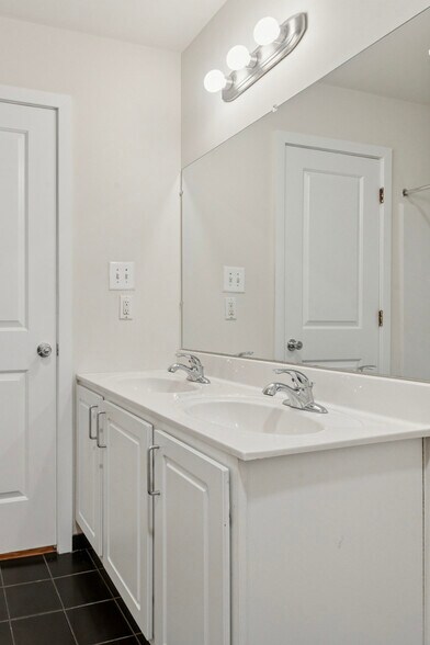 Building Photo - 1740 N Sydenham St