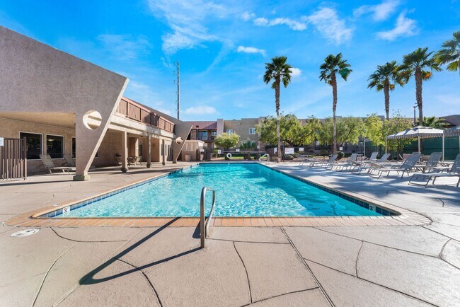 Building Photo - Bright & Charming Condo with Hardwood Floors and Included Appliances!