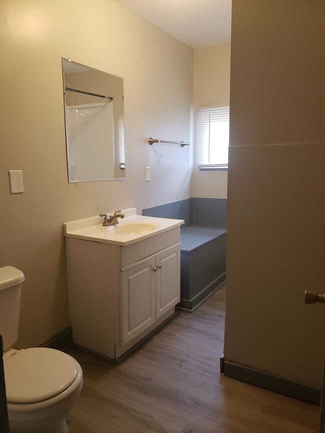 Building Photo - 209-211 N. Hague Avenue