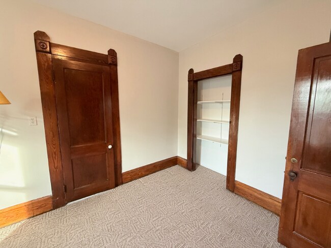Building Photo - 1603 E Oak St