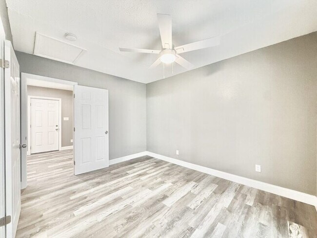 Building Photo - 932 22nd St S