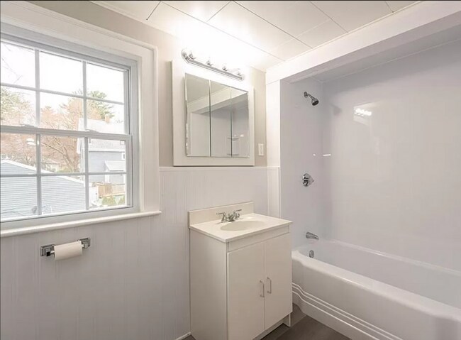 Building Photo - 3 Bed Home with a Yard and Garage! Available for July!