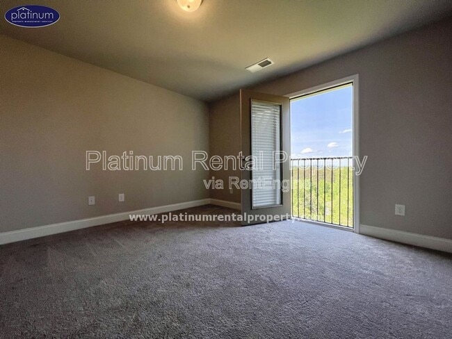 Building Photo - 2360 Manor Pointe Dr