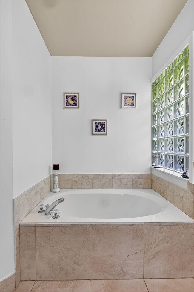 Building Photo - 1520 S Club Dr
