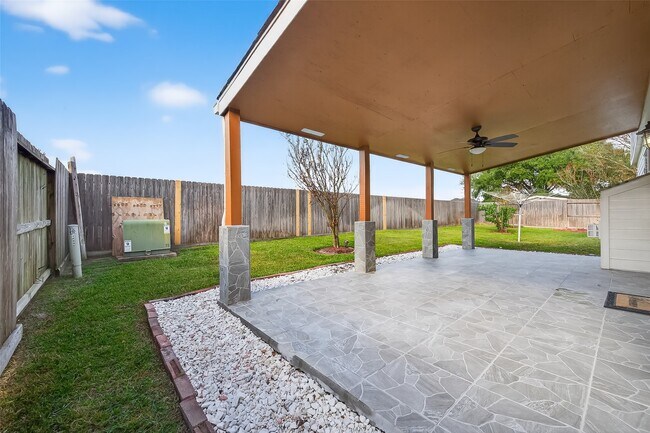 Building Photo - 14335 Plum Springs Dr