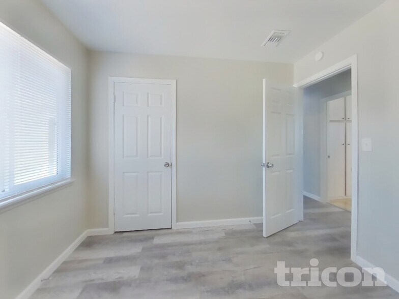 Building Photo - 1126 W Ovington St