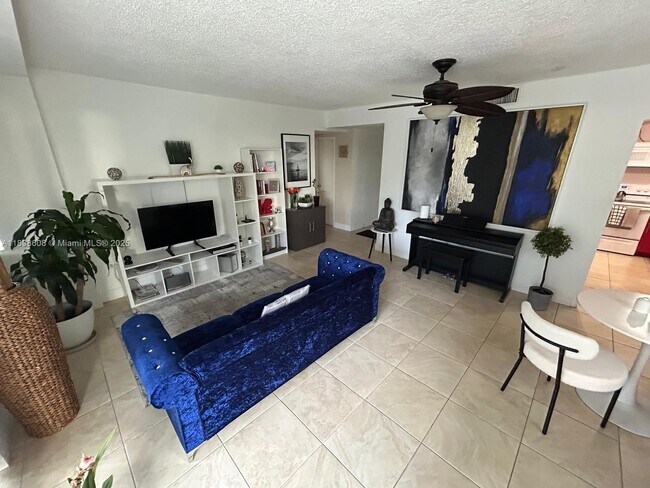Building Photo - 7545 E Treasure Dr
