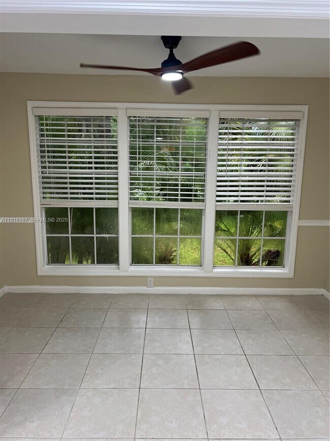 Building Photo - 5063 Heatherhill Ln