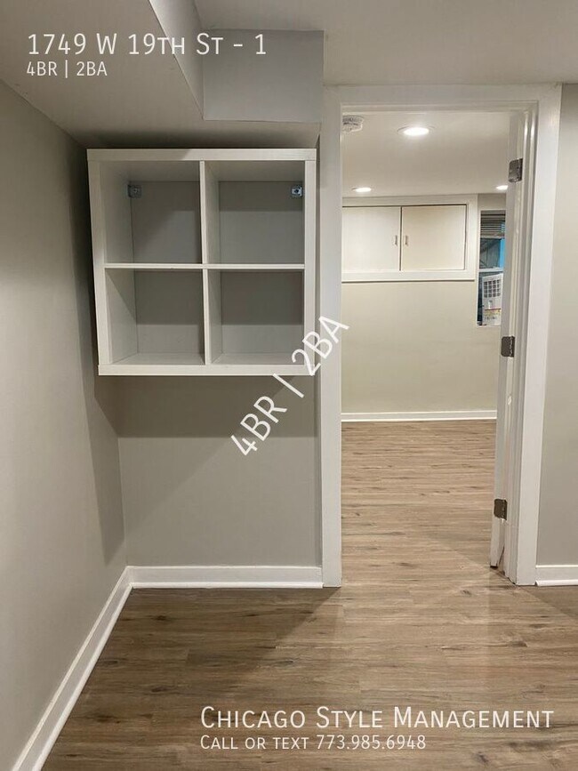 Building Photo - Duplex down in the heart of Pilsen! All th...