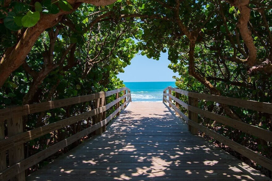 Building Photo - 1999 Island Club Dr