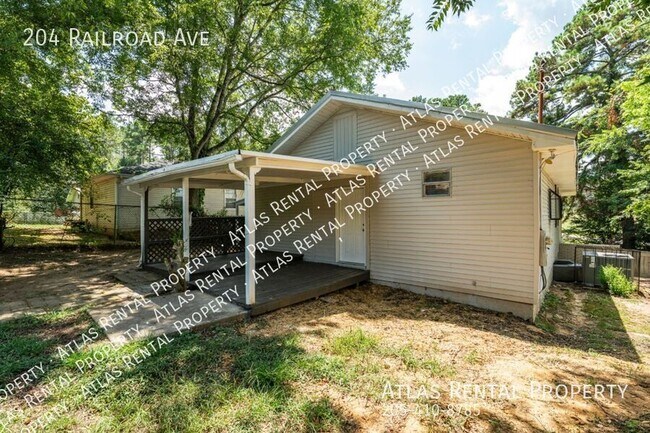 Building Photo - 204 Railroad Ave