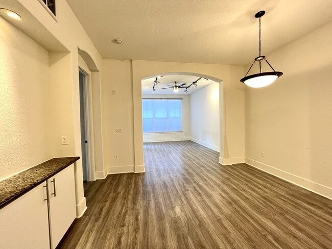 Building Photo - BEAUTIFUL CONDO WITH AMENITIES NEAR VANDER...