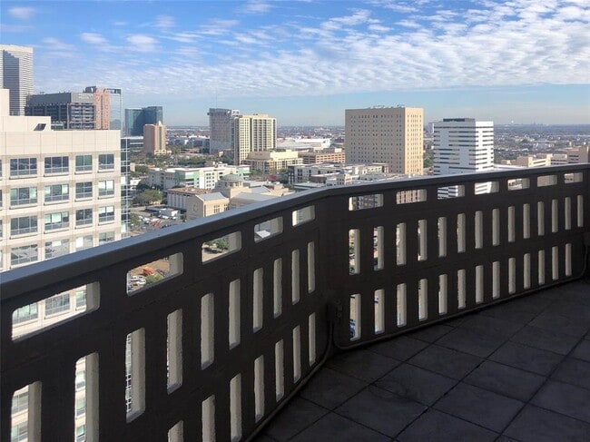 Building Photo - 2016 Main St