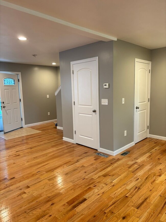 Building Photo - Beautiful Duplex in the Heart of Indian Or...