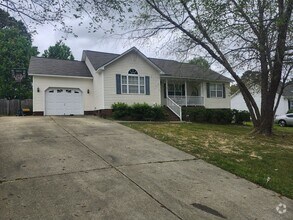 Building Photo - Fuquay-Varina Ranch!