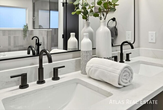 Building Photo - 830 Cherry St