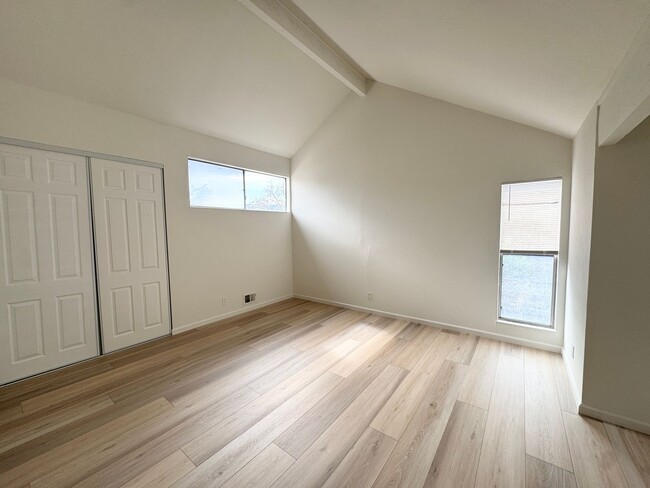 Building Photo - Great Shape Townhome in Pleasanton with shared driveway