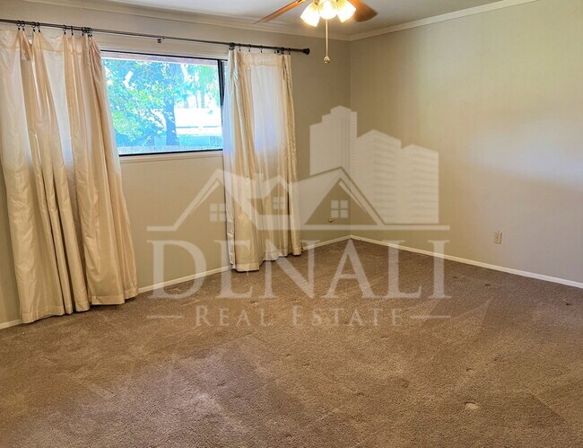 Building Photo - 5129 E Emile Zola Ave