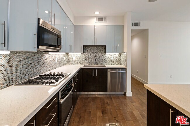 Building Photo - 1304 S Roxbury Dr