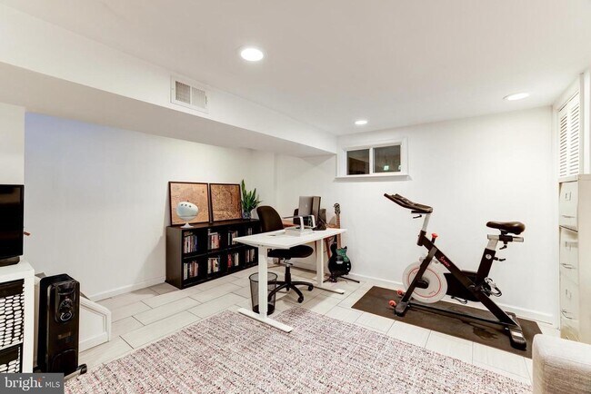 Building Photo - 241 Lynhaven Dr