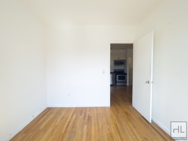 Building Photo - Spacious Sunlit 2-Bed 1-Bath / Great Bushw...