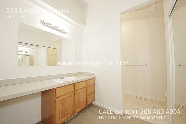 Building Photo - 233 La Valle Strada Ln