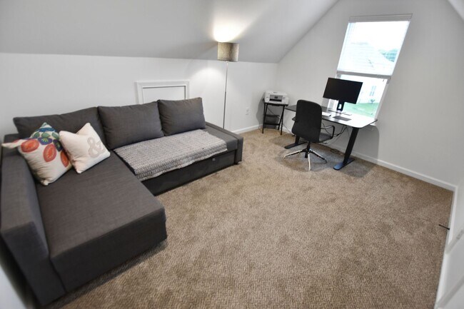 Building Photo - Pet Friendly Three Bedroom with Bonus!