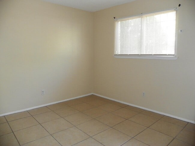 Building Photo - 11408 Lexington Ave NE