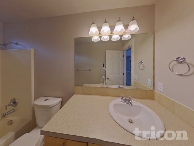 Building Photo - 2525 W 10th St