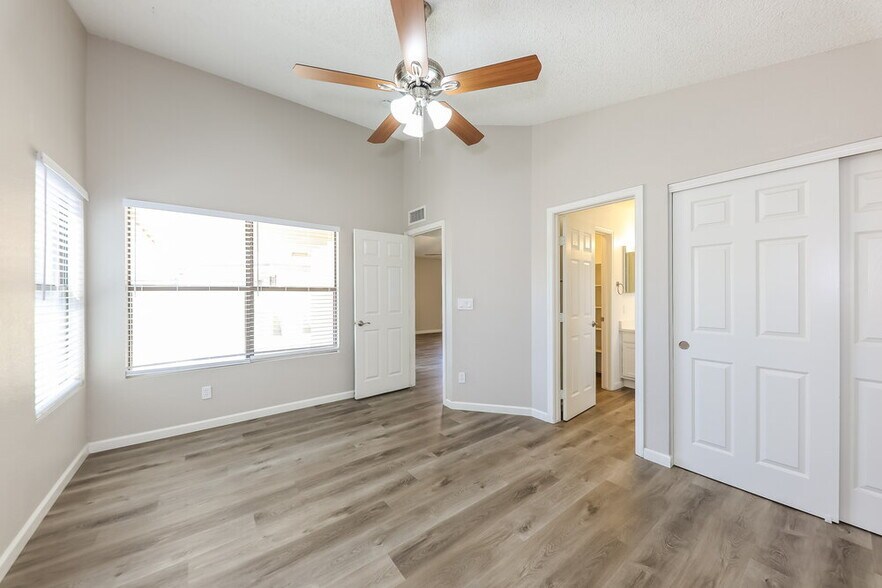 Building Photo - 8938 N 64th Ln