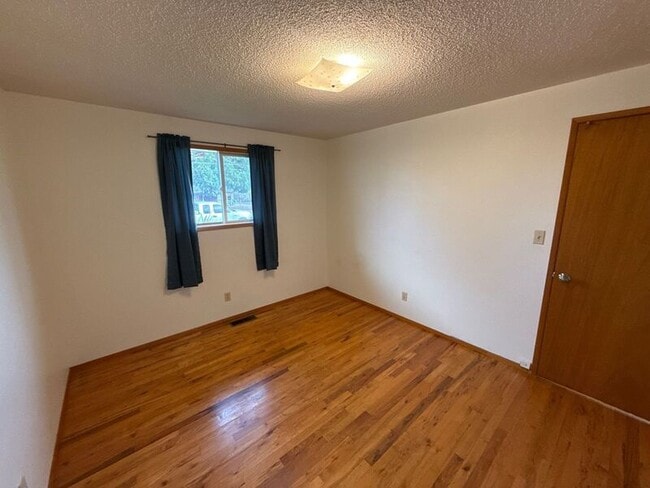 Building Photo - 1650 NW Highland Dr