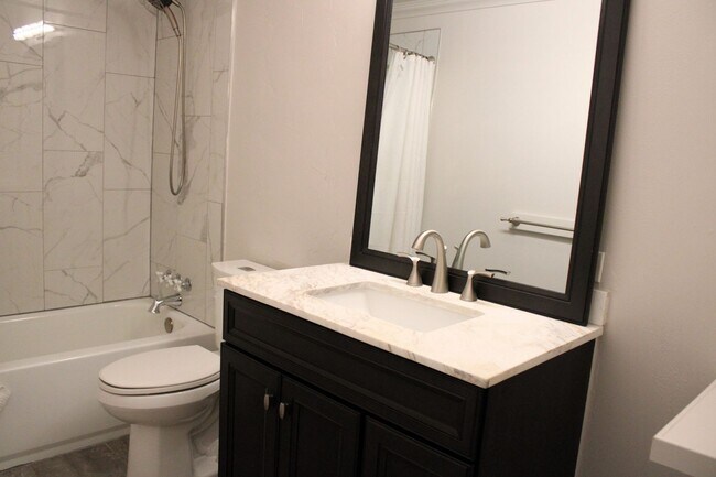 Building Photo - Cozy 1 Bedroom Apartment in Heart of Fort ...