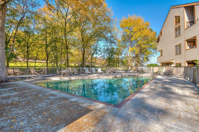 Building Photo - 3900 Aspen Dr