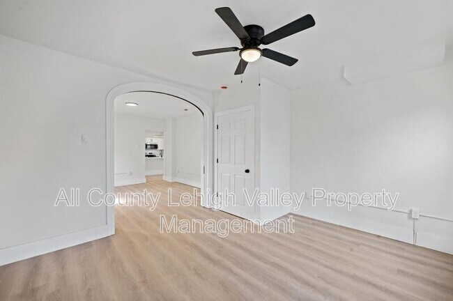 Building Photo - 122 E Goepp St
